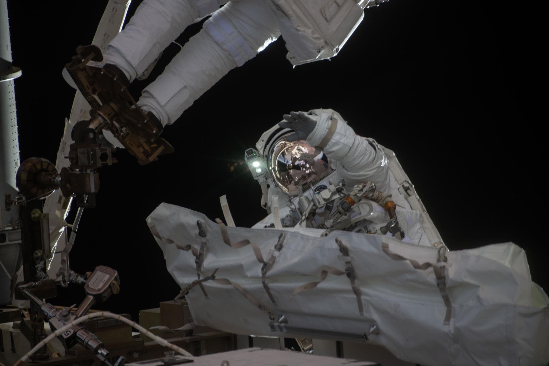 Crew Kicks Off Week with Cargo Mission Training and Spacewalk Cleanup
